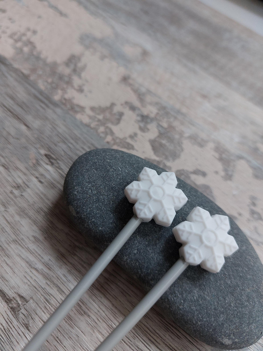 Two Dinky White Snowflake Stitch Stoppers – Christmas Needle Stoppers – Silicone – Knitting Notions – Point Protectors - Pack of 2